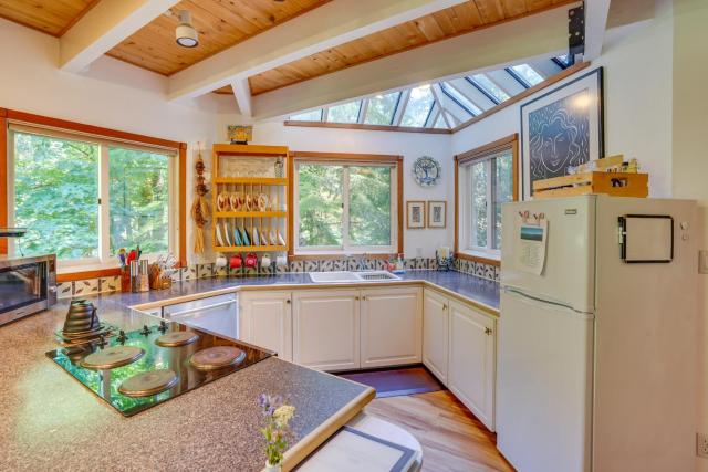 River Views, Private Hot Springs Tub, Forest, Deck
