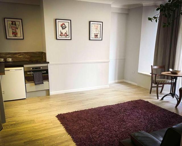 The Nash Suite - one minute walk to beach