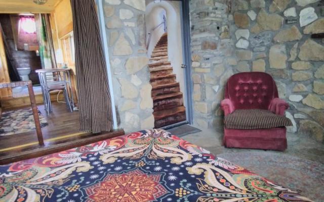La loma del chivo Llc Stone Cottage alternative building
