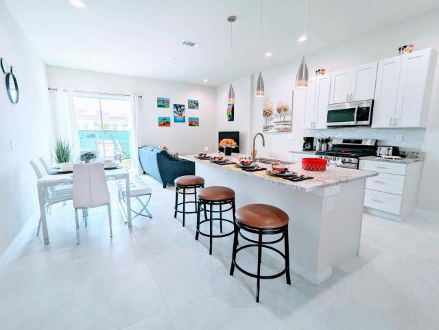 Brand New 3 Suites 5 min to Disney