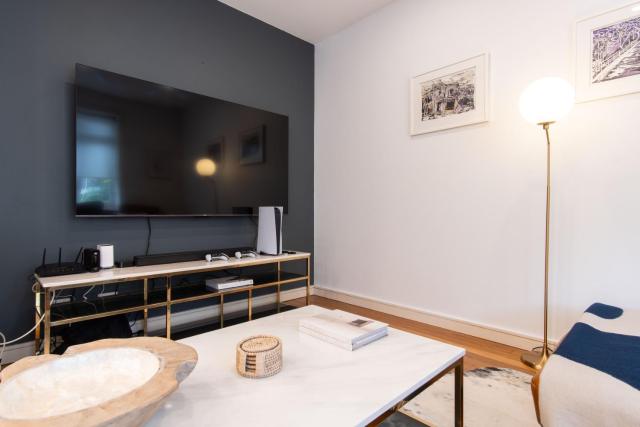 Eggie's Nest - Luxury City Apartment