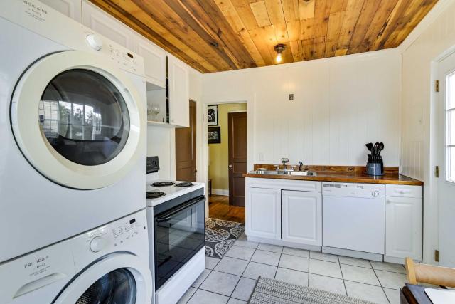 Charming Abode ~ 2 Mi to Mississippi State Campus!
