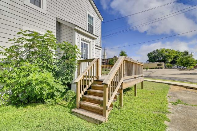 Charming Abode ~ 2 Mi to Mississippi State Campus!