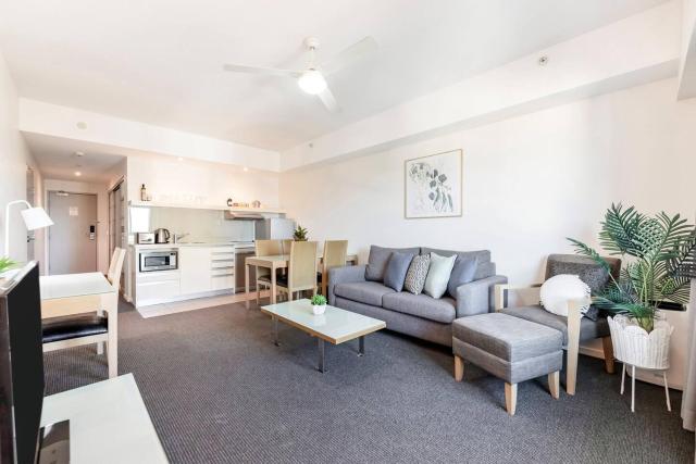 Inner Bloom - Tropical Chic in the CBD