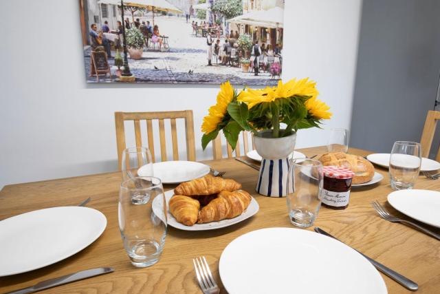 Fabulous, vibrant, town house, central Bath Road