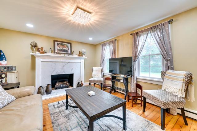 Charming East Durham Home - 2 Mi to Water Park