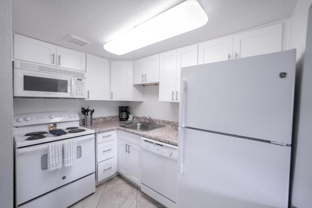 234 Fully Furnished 1BR Suite-Outdoor Pool