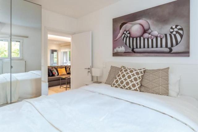 Hidden Gem: 2BR Artistic Retreat in Glyfada Center