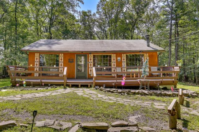 Pools & Ski Access: Lackawaxen Cottage w/ Deck!