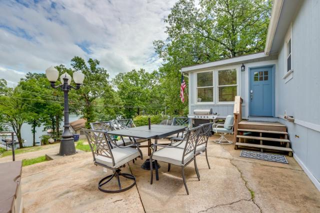8 Mi to Beach: Lake-View Haven in Linn Creek!
