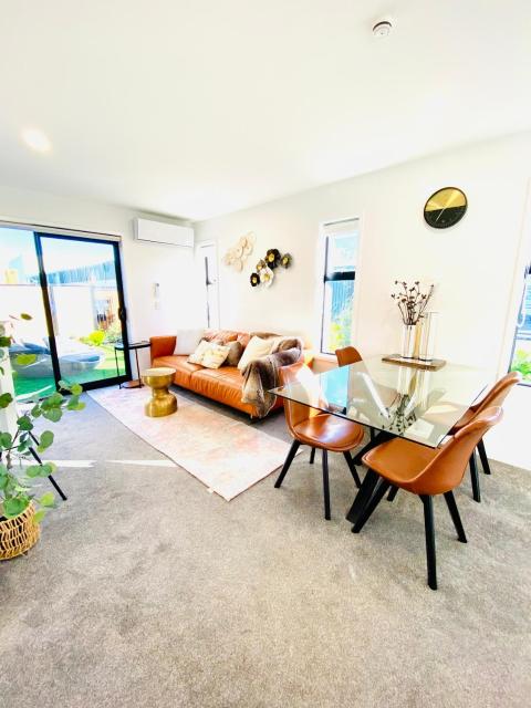 Walk to CHCH CBD modern townhouse 2 bed 2 baths