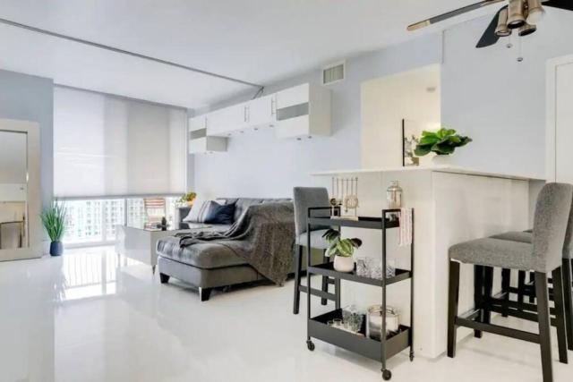Chic Penthouse: 3BR x Pool x Gym x 2 Parking Spots