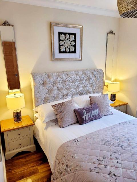 Apartment 1 Exquisite two king bedroom with en suites - close to the town centre, rail, airport and theatre