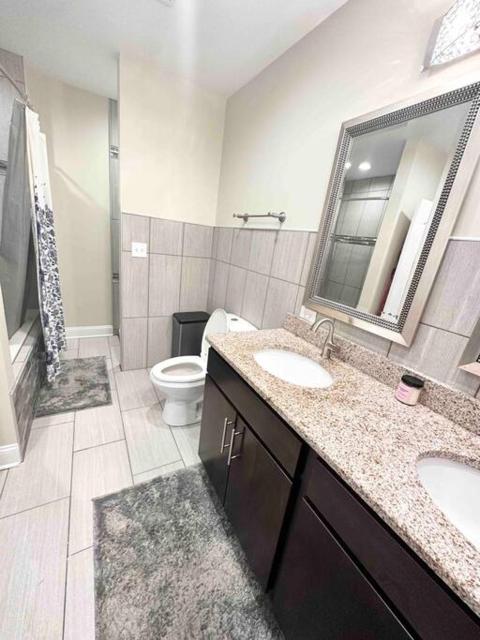 Beautifully Renovated House 10 mins from Downtown