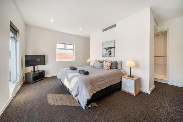 Level Up Henley - Modern Comfort near Beach & Dining