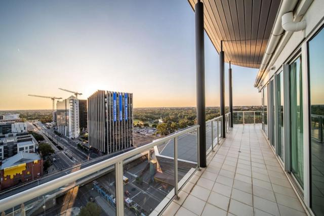 The Views Penthouse - Cityscape & Parkland Scenery