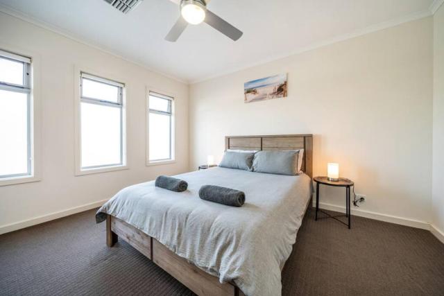 Beach Haven at Semaphore - Sweeping Ocean Views