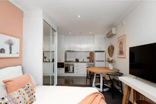 Peach on Sussex - Walkable, Leafy Studio Hideaway near CBD