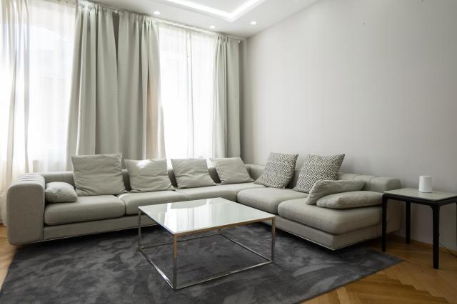 Charming 2-Room Apartment with Balcony, 15 Min to Center