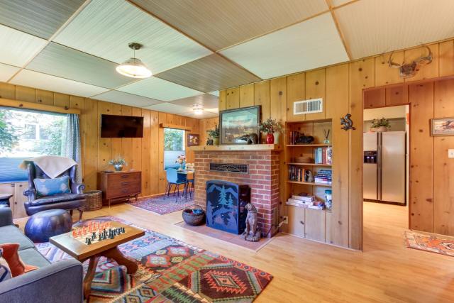 Peaceful & Scenic Cottage Near McKenzie River!