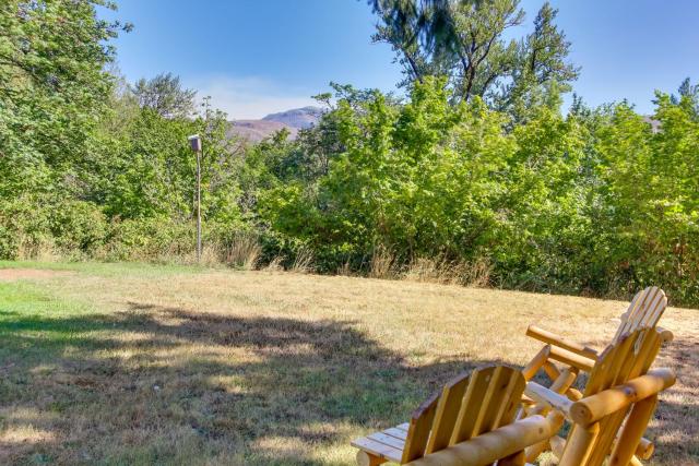 Peaceful & Scenic Cottage Near McKenzie River!