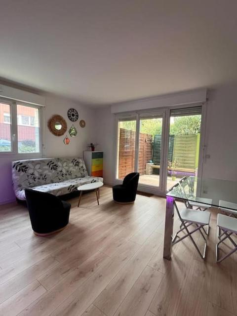 Grand appartement en face du RER A, Parking, Paris 20 mn, Disneyland 40 mn