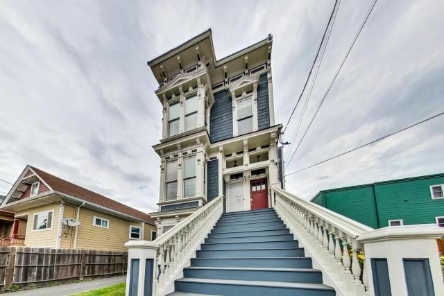West Oakland 3br2ba top floor flat ideal for bus
