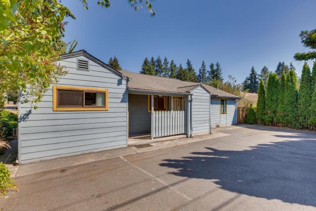 < 1 Mi to Mall! Bright Single-Level Seattle Home
