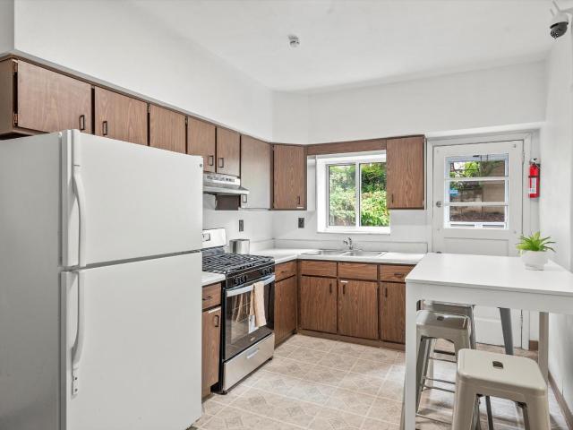 Oakland/University @D Modern and Spacious Private Bedroom with Shared