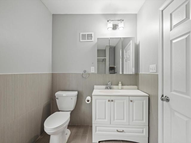 Oakland/University @G Modern and Bright Private Bedroom with Shared Bathroom