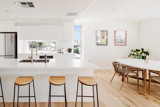 New Modern Condo 400m to the Beach