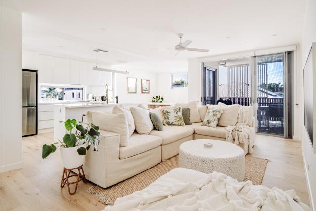 New Modern Condo 400m to the Beach
