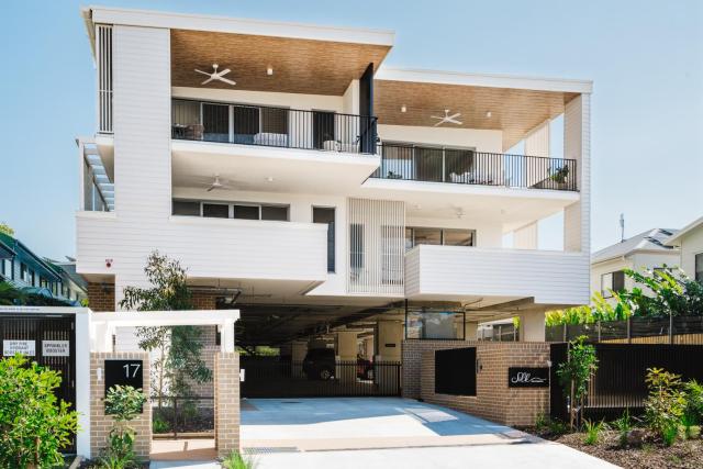 New Modern Condo 400m to the Beach