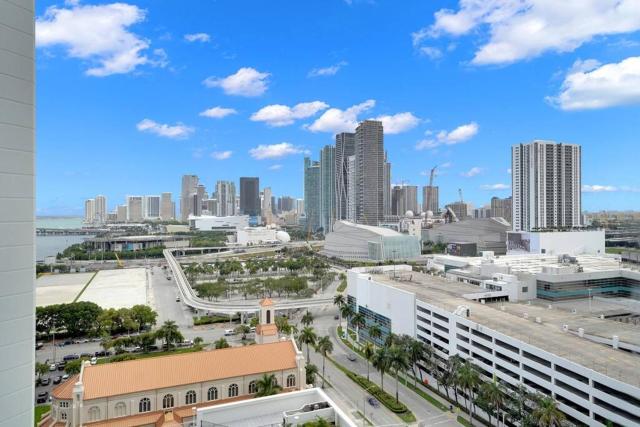 Iconic! Miami Skyline & Water Views