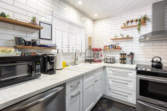 Renovated private in the heart of Old Town Scottsdale, pool & hot tub, outdoor bar & kitchen, walk to shops & bars