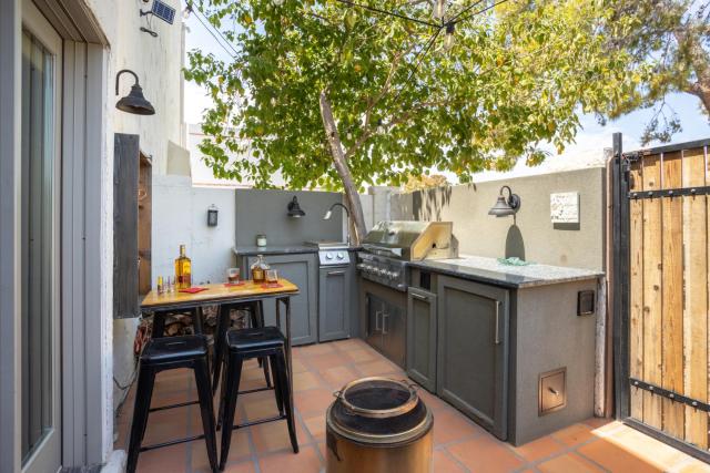Renovated private in the heart of Old Town Scottsdale, pool & hot tub, outdoor bar & kitchen, walk to shops & bars