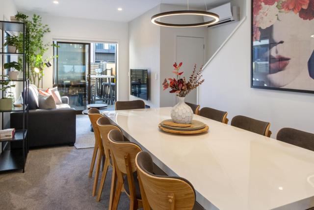 Walk to Riverside Market 4 bed 4 bath with car park