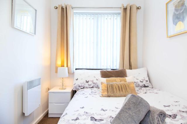 Executive 2 Bed Apartment with Free Parking by Amazing Spaces Relocations Ltd