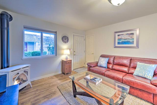 Anacortes Condo - Walk to Town, Marina, + Bay!