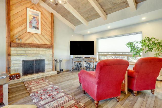 Scenic Santa Fe Vacation Rental w/ Views + Hot Tub