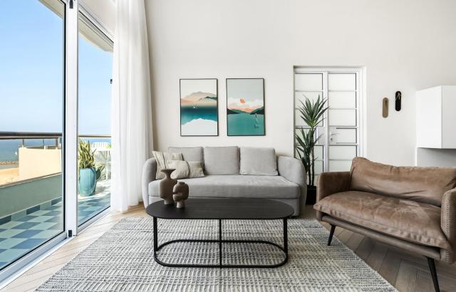 Sunsets Paradise 2BR with Parking by Beachfront Stay
