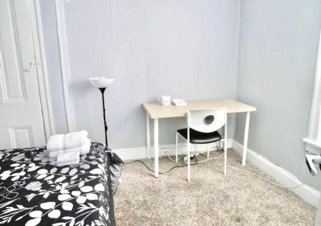 Clover 2900 - Apartment and Rooms with Private Bathroom near Washington Ave South Philly