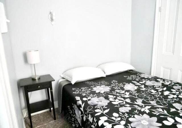Clover 2900 - Apartment and Rooms with Private Bathroom near Washington Ave South Philly