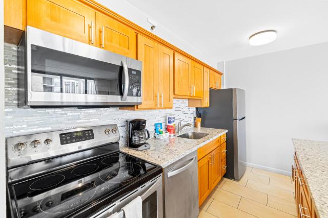 22Fl Ocean Views, Steps to Beach & Shops, plus Parking