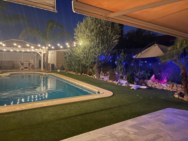 Habitación con baño privado frente a la piscina, máximo 2 Personas, no es la casa completa