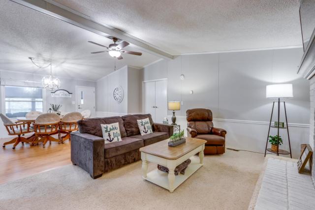 8 Mi to Beach: Lake-View Haven in Linn Creek!