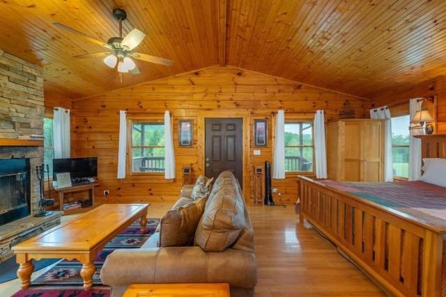 Log Cabin Stunning Mountain Views on 12 Acres