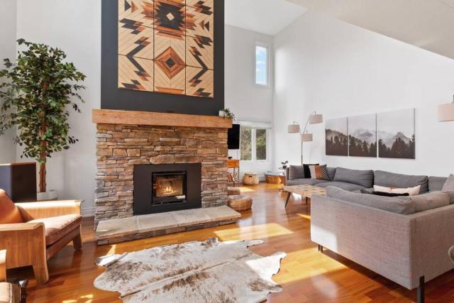 Luxury 2 Level Mountain Walk Condo Sauna Jacuzzi Walk to Village