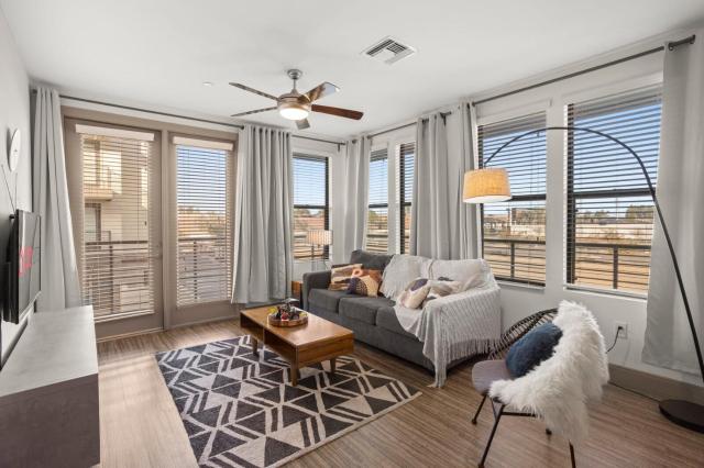 Modern Town Lake Waterfront CozySuites Paradise 07