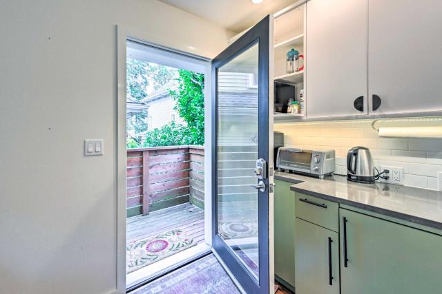 2 Mi to Capitol Hill & Lumen Field! Seattle Escape